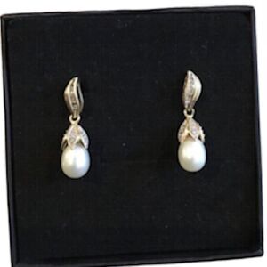 CULTURED FRESHWATER PEARLS DIAMOND RING